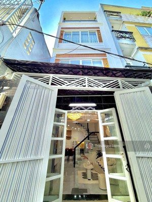 hẻm thông phan văn trị p.11 bình thạnh . cách mt chỉ 30 mét hẻm sạch, thông thoáng . 4 tầng mới