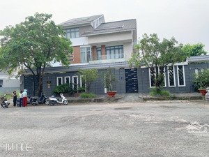 bán biệt thự cao cấp giá tốt nhất (359m2) ven sông - nội thất nhập khẩu- giá rẻ tìm chủ nhân mới