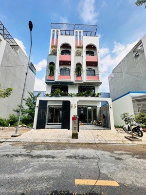 nhà 5 tầng full nội thất, ngay ngã tư phạm văn đồng - tô ngọc vân, cách pvđ chỉ vài căn nhà