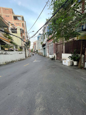 rộng 21 m2, 1 trệt, 1 lầu, đường thông thoáng. dễ dàng kết nối các quận