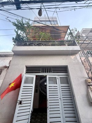 bán nhà đường 61 thảo điền 1 trệt 2 lầu sân thượng 4 phòng ngủ 6 wc diện tích 4,8x12m giá 13,7 tỷ