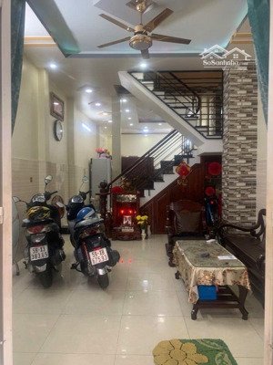 bán nhà 3 lầu ngay chợ đầu mối , 4.2 x 17 , hẻm xe tải , thủ đức , chỉ hơn 5 tỷ