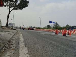 mặt tiền võ chí công gần vòng xoay phú hữu -1800m2 ngang 50m full thổ cư - giá tốt chỉ 77tr/m2