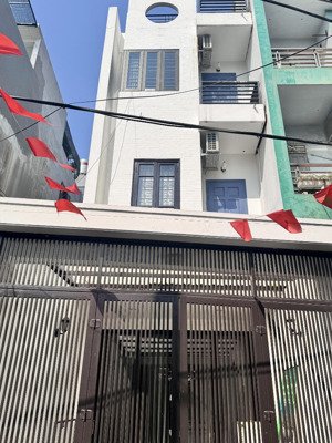 nhà đẹp ô cách - long biên - full nội thất - gara oto dòng tiền 16 triệu/th - giá chỉ 181 triệu/m2