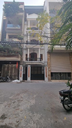 chỉ 40 triệu/tháng còn thương lượng 102m2 x 4tầng +1tum - trước cửa 3ôtô tránh- vip nhất thanh xuân