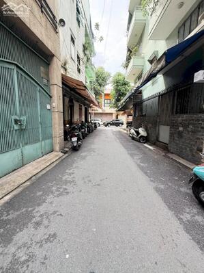 Ở CƯ XÁ LỮ GIA - HỌC Ở ĐẠI HỌC BÁCH KHOA - SÁNG CHẠY BỘ Ở SÂN VẬN ĐỘNG PHÚ THỌ.