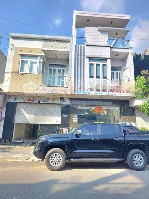 chủ gởi bán căn nhà nằm trục d11 nhà 1 trệt 2 lầu dt 100m2