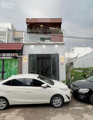 Nhà lầu rộng 100,5m2 Đậu ô tô trong nhà - Trục chính Khu Dân Cư 3A