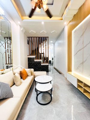 bán nhà hoàng mai, 36m2, 7.5 tỷ, 4 tầng, vài bước chân ra ô tô, sổ đỏ cc, đẹp, 2 mặt thoáng sáng