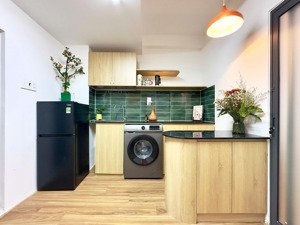 chính chủ cho thuê căn hộ full nội thất cao cấp mới 100% với bancon rộng 10m2 .lh : 