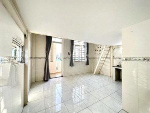 cho thuê phòng trọ quận7, phòng ban công, sẵn nội thất cơ bản....view cầu phú mỹ, anh sáng tự nhiên