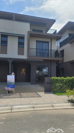 bán nhà phố song lập view club house đắc địa, mặt tiền lớn - sổ sẵn tại izumi city phase 1