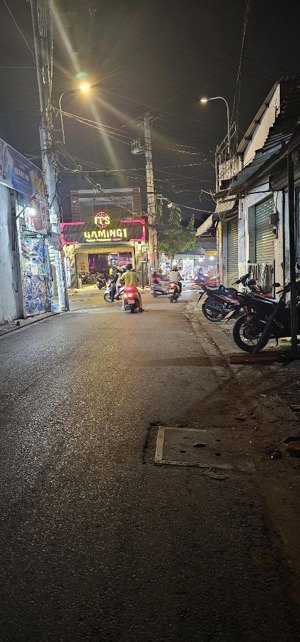 bán nhà 2 tầng dt 56m2 - sát mặt tiền 704 hương lộ 2- hẻm xe hơi vô tận nhà - giáp ranh tân phú