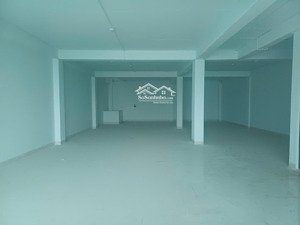 chính chủ cho thuê nhà 5 tầng 1 gác xép mỗi tầng 200m+ gác 50m tổng diện tích sàn 1030m thang máy.