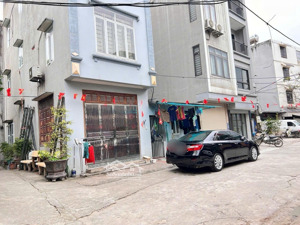 bán căn nhà dân xây gaza ô tô, lô góc, đường ô tô tránh, cách phố việt hưng 20m