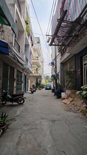 nhà 3 lầu đúc hẻm xe hơi khu cao tầng đồng bộ an ninh