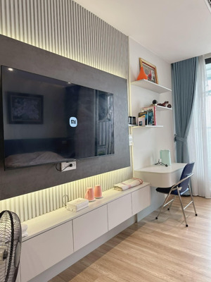 cần bán căn hộ studio 31m2 đủ đồ view hồ thiên nga bc : đn toà l2 landmark.hl ạ