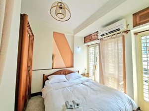 cho thuê căn hộ dịch vụ mini ban công tách bếp trần hưng đạo quận 1 - gần đh sài gòn,đh khoa học tn