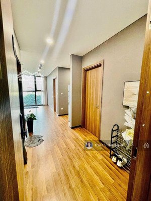 cần bán căn hộ mipec 360 xuân thủy 2n2vs - giá 9 tỷ - nhà đẹp - view thoáng - giá tốt