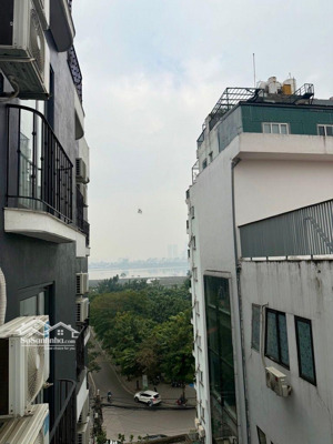 nhà tôi cần bán nhà nhìn ra hồ tây ở tây hồ, có chỗ để xe riêng, cạnh trường học quảng an