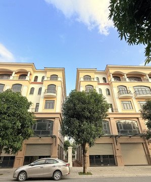 bán shophouse chà là 15 dt 112m2 giá mới cđt 16.9 tỷ đội diện chung cư mik. lh: 