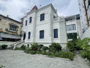 cho thuê biệt thự ngoại giao đoàn, 400m2 đất, dtích 180m2 x 3,5t, mt 18m, vị trí đẹp, mọi mô hình