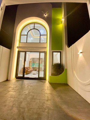 nhà gác lửng mới xây gần quảng trường