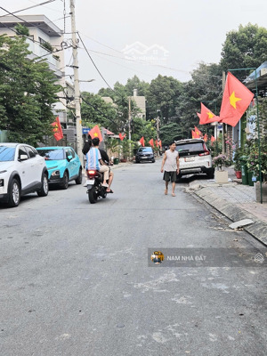 nhà c4 ngang 6 nở hậu 10 dài 20 oto quay đầu