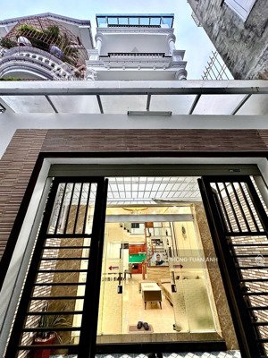 nhà dân xây độc lập ngõ chợ con - sân cổng riêng. diện tích 60m2