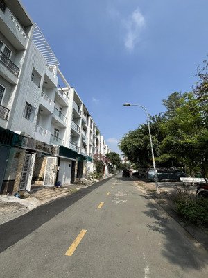 mua ở hay làm văn phòng đừng bỏ qua, hạ giá bán gấp mặt tiền đường 30m thông thoáng, gần công viên