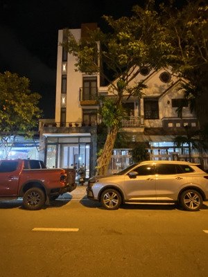 nhà mt đường 33m cách biển phạm văn đồng, sơn trà 900m. hđt 550 triệu/ năm bán gấp