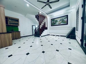 hiếm phúc lợi, long biên, nhà 5 tầng mt 5.3m, ô tô đỗ cổng 6.75 tỷ