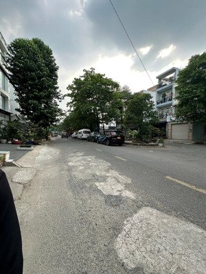 bán nhà mtkd nguyễn hữu dật - dt: 4x15m 3tầng,đường 12m có lề kd tốt .giá: 9tỷ550