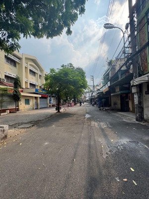 lê quang sung ,gần trường tiểu học chi lăng ,quận 6,hẻm xe hơi thông , 44m2 ,3 tầng, chỉ 8 tỷ tl