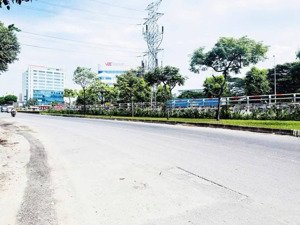 nhà 4 tầng mặt tiền tô ký quận 12 - 56m2 ngang hơn 5 mét - dòng tiền 15 triêu/tháng - giáp gò vấp.