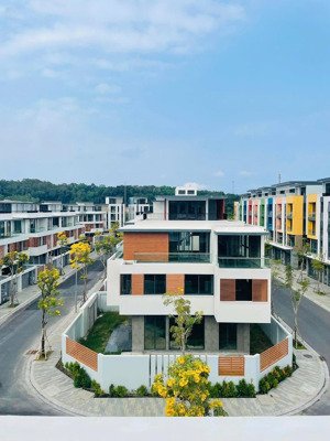 giảm ngay 5 tỷ, chủ nhà kẹt bank cần bán nhanh căn biệt thự song lập 185m2, 3 tầng chỉ 19,9 tỷ.