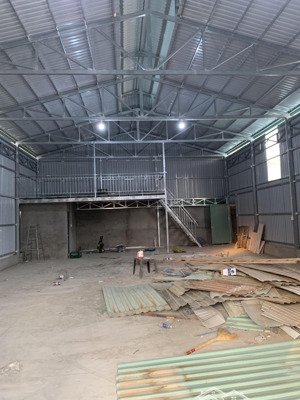 cho thuê kho xưởng, nhà dựng mới 180m2 ngang 10m, xe tải vào tận nơi. lh ngân chính chủ