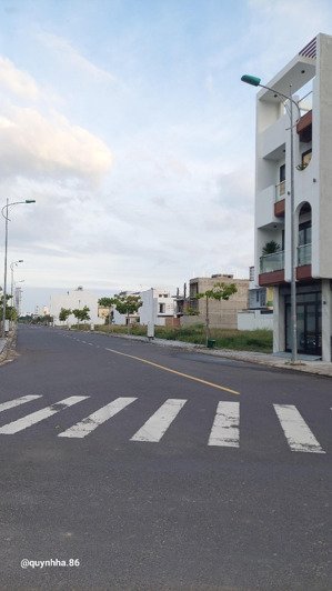 bán lô đất đường b2 rộng 16m thuộc khu đô thị nam vĩnh hải, phường bắc nha trang.dt 100 m2 ngang 5m