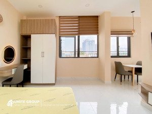 cho thuê căn hộ dịch vụ studio tách bếp ban công 45m2 đường đất thánh gần ngã tư bảy hiền tân bình.