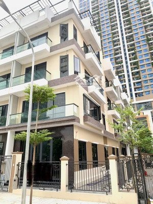 bán gấp liền kề 6th element, 108m2, 5 tầng, đường 13m, khu vực cực ít nhà bán, giá tốt