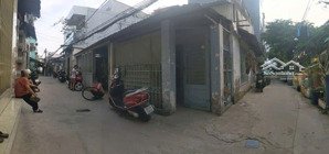 nhà nhỏ gọn xinh xắn, 2 mặt thoáng. điện nước đầy đủ theo giá nhà nước