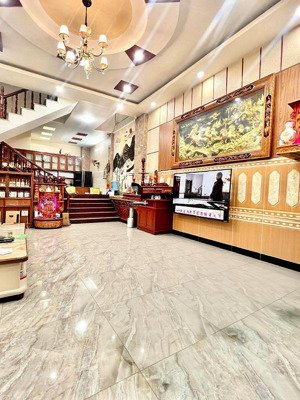 siêu phẩm, đường 9 m có lề, 3 tầng, ngang 5m vuông đét. ngay mặt tiền sầm uất, đi bộ ra emart2