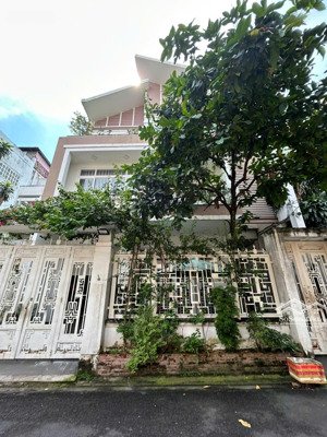 cho thuê biệt thự đường yên thế, phường 2. dt: 9x18m. trệt 3 lầu. gara ô tô. sẵn máy lạnh.