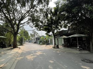 cần bán gấp lô đất 5x25m, shr, mt nhựa 12m kinh doanh buôn bán nhỏ ok ngay cổng chào ấp 4