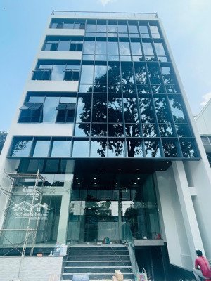 tòa nhà văn phòng đường cộng hòa, phường 12. đoạn đẹp nhất. dt: 10x26m. hầm - 7 tầng. pccc chuẩn