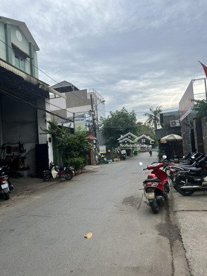 kho 180m mặt tiền 8,6m đường quốc lộ 13 hbp vào hẻm xe tải tránh nhau, hđ dài hạn