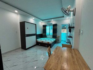 cho thuê căn hộ studio ban công q1 gần cầu ông lãnh, cầu calmette, bùi viện, chợ bến thành
