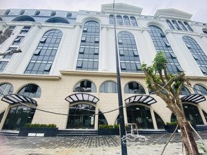 chính chủ cần tiền, bán boutique hotel sát biển view rừng tại grand world phú quốc