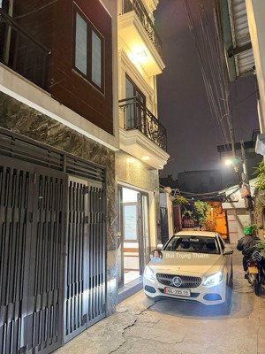 bán nhà đẹp ngõ 68 nguyễn văn linh 4 tầng 52m ôtô đỗ cửa 3 mặt thoáng nội thất hiện đại