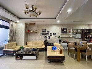 gia đình cần bán căn 2n tòa royal city. tầng trung bc thoáng mát, full đồ có thể ở luôn. sổ đỏ sẵn